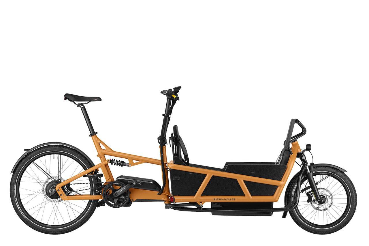 Ein dunkel gelbes Reise und Müller Load4 75 mit schwarzer Lastenbox vor dem Lenkrad