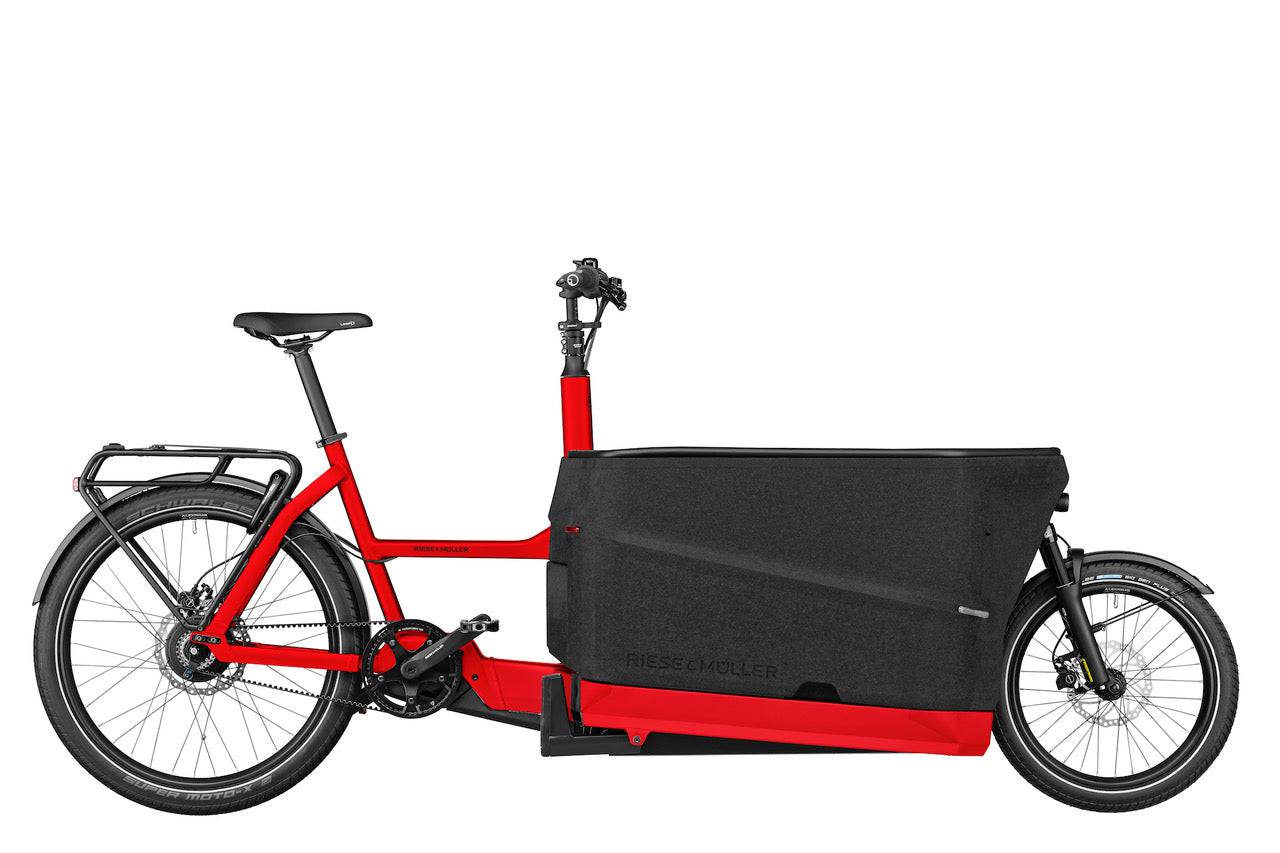 Ein rotes Reise und Müller Packster 70 Fahrrad mit höhenverstellbarem Sattel und Vorbau, schwarzer Sattel