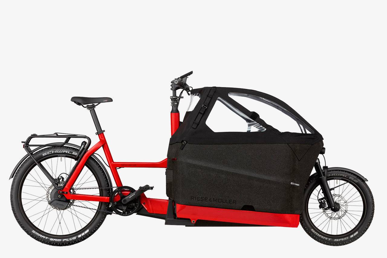 Ein rotes Reise und Müller Packster 70 Fahrrad mit höhenverstellbarem Sattel und überdachten Vorbau, schwarzer Sattel