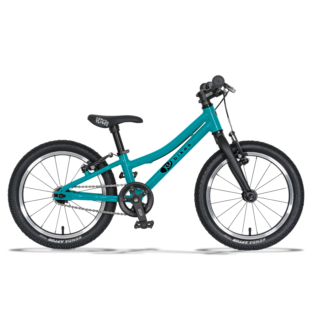 Ein türkises, leichtes KUbikes 16 Zoll MTB in Größe S für die ganz Kleinen ab 2,5 Jahren mit Geländereifen, schwarzer Sattel
