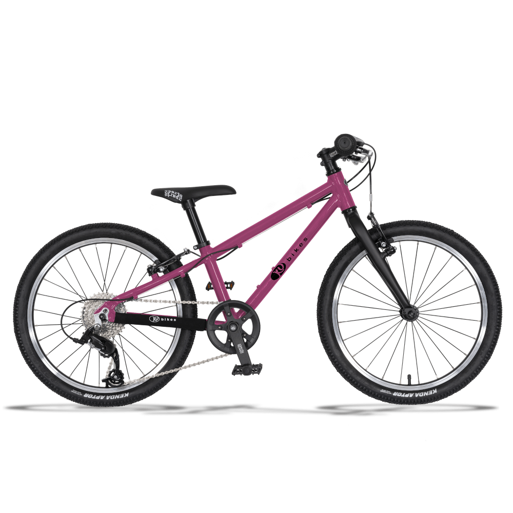 Ein dunkel rosanes, leichtes KUbikes 20 Zoll MTB in Größe L mit 8 Gängen für Biker ab 5 Jahren mit Geländereifen zum Mountainbiken, schwarzer Sattel mit weißer schrift 