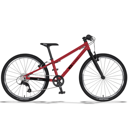 Ein rotes, leichtes KUbikes 24 Zoll MTB in Größe S mit 8 Gängen für Biker ab 7 Jahren mit Geländereifen zum Mountainbiken, schwarzer Sattel mit weißer schrift