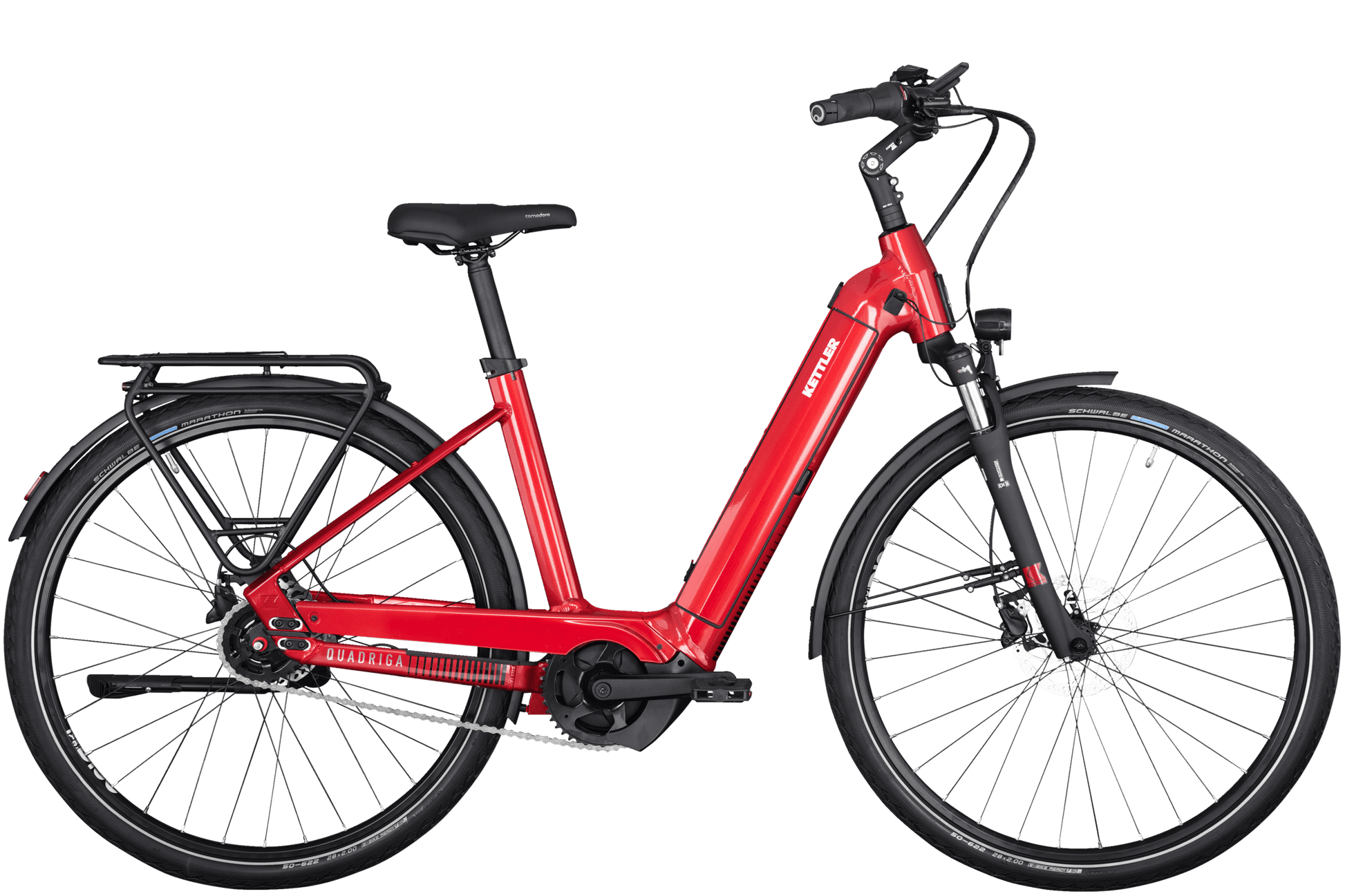Ein hell rotes Kettler Quadriga P5 FL Fahrrad, Dank K-Link-Kupplung für Anhänger vorbereitet, schwarzer Sattel