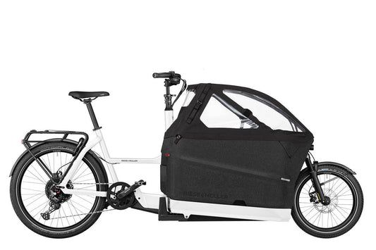 Ein weißes Reise und Müller Packster 70 Family Fahrrad mit höhenverstellbarem Sattel und überdachten  Vorbau, schwarzer Sattel 