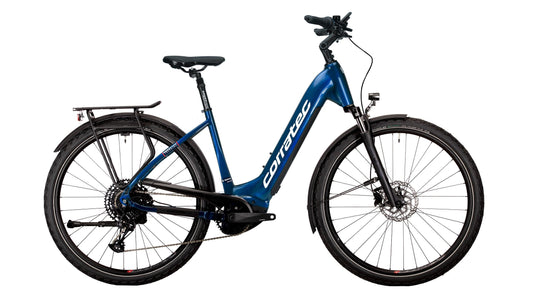 Ein blaues Corratec E-Power Fahrrad mit Bosch Performance CX Smart System Antrieb, schwarz Sattel,
