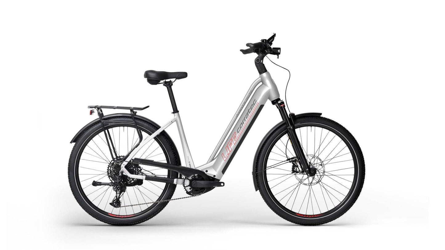 Ein silberes Corratec Life CX7 Fahrrad, mit schwarzen Sattel,Bosch Performance CX Smart System mit Kiox Display  und rot grauen schriftzug