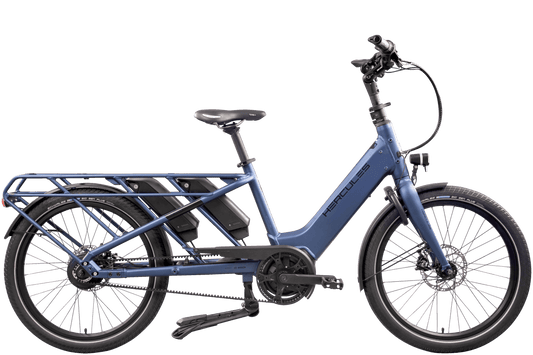 Ein matt blaues Hercules Rob Family Fahrrad mit nahezu wartungsfreier Riemenantrieb mit stufenloser Enviolo Nabenschaltung,schwarer Sattel, einer längeren Gepäckablage,zwei Akkus