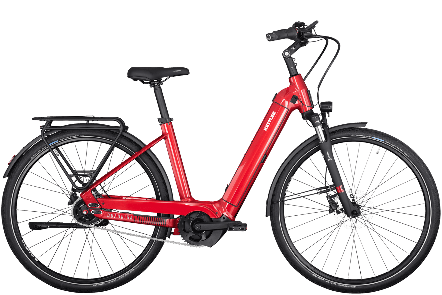 Ein hell rotes Kettler Quadriga P5 FL Fahrrad, Dank K-Link-Kupplung für Anhänger vorbereitet, schwarzer Sattel