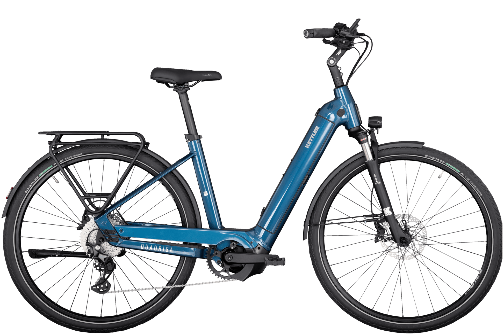 Ein blaues Kettler Quadriga CX10 Fahrrad, Dank K-Link-Kupplung für Anhänger vorbereitet, shwarzer Sattel