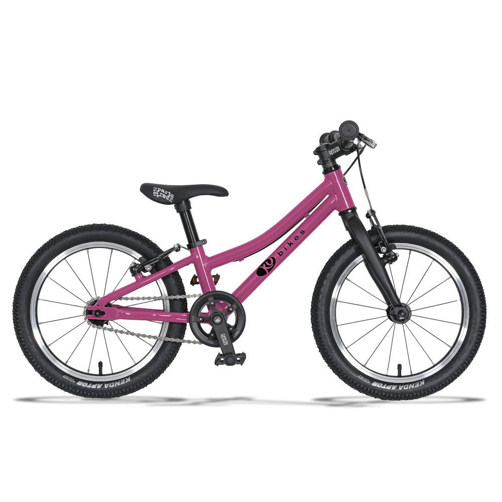 Ein dunkel rosanes, leichtes KUbikes 16 Zoll MTB in Größe S für die ganz Kleinen ab 2,5 Jahren mit Geländereifen, schwarzer Sattel