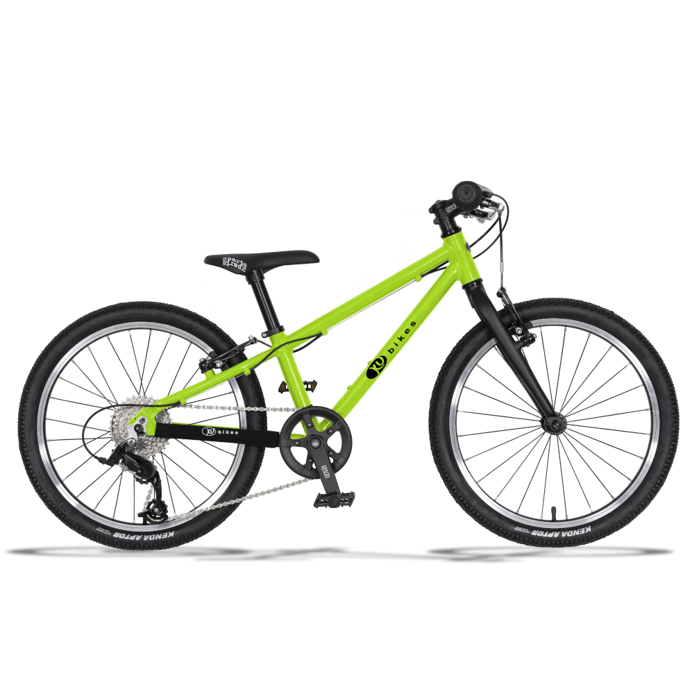 Ein gift grünes, leichtes KUbikes 20 Zoll MTB in Größe S mit 8 Gängen für Biker ab 4 Jahren mit Geländereifen zum Mountainbiken, schwarzer Sattel mit weißer schrift