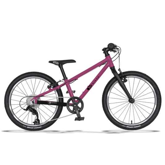 Ein dunkel rosanes,  leichtes KUbikes 20 Zoll MTB in Größe S mit 8 Gängen für Biker ab 4 Jahren mit Geländereifen zum Mountainbiken, schwarzer Sattel mit weißer schrift