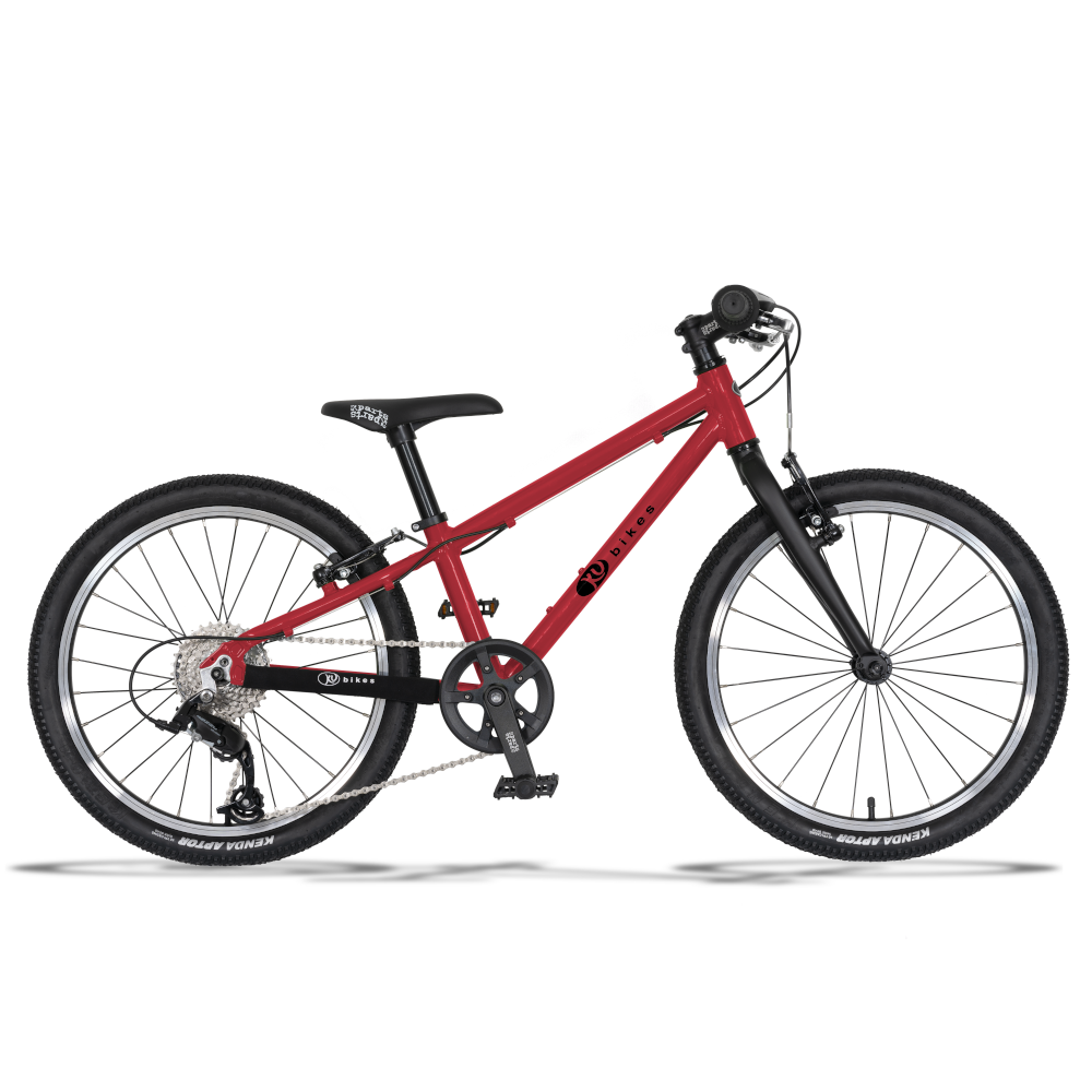 Ein rotes, leichtes KUbikes 20 Zoll MTB in Größe S mit 8 Gängen für Biker ab 4 Jahren mit Geländereifen zum Mountainbiken, schwarzer Sattel mit weißer schrift