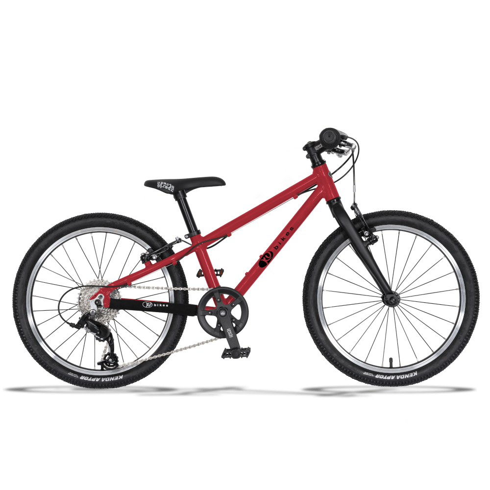 Ein rotes,  leichtes KUbikes 20 Zoll MTB in Größe L mit 8 Gängen für Biker ab 5 Jahren mit Geländereifen zum Mountainbiken, schwarzer Sattel mit weißer schrift 