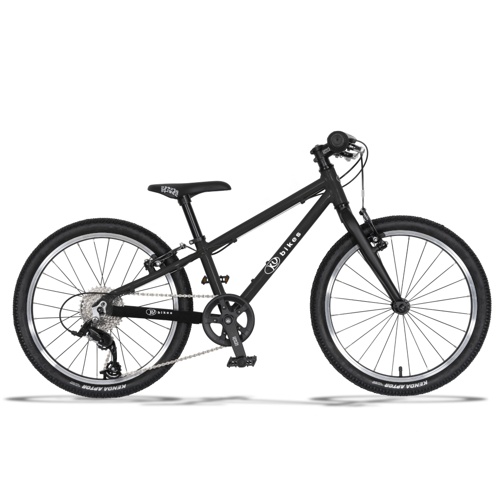 Ein schwarzes, leichtes KUbikes 20 Zoll MTB in Größe S mit 8 Gängen für Biker ab 4 Jahren mit Geländereifen zum Mountainbiken, schwarzer Sattel mit weißer schrift