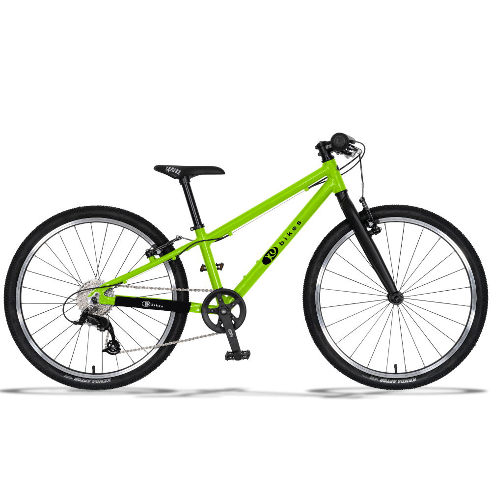 Ein  gift grünes, leichtes KUbikes 24 Zoll MTB in Größe S mit 8 Gängen für Biker ab 7 Jahren mit Geländereifen zum Mountainbiken, schwarzer Sattel mit weißer schrift