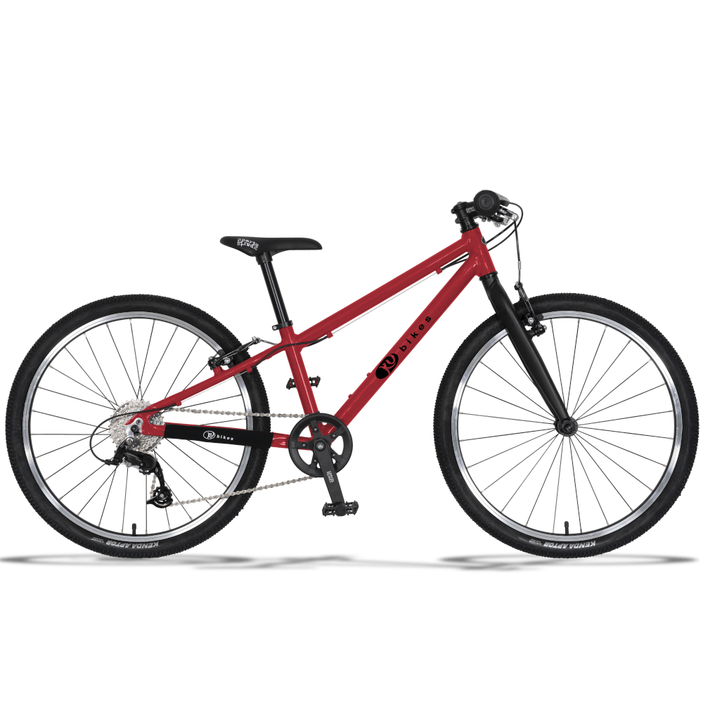 Ein rotes, leichtes KUbikes 24 Zoll MTB in Größe S mit 8 Gängen für Biker ab 7 Jahren mit Geländereifen zum Mountainbiken, schwarzer Sattel mit weißer schrift