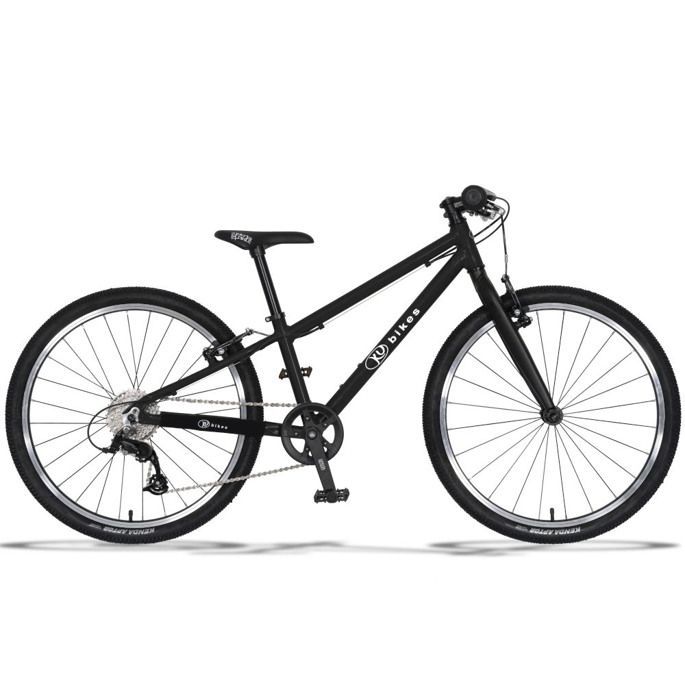 Ein schwarzes, leichtes KUbikes 24 Zoll MTB in Größe S mit 8 Gängen für Biker ab 7 Jahren mit Geländereifen zum Mountainbiken, schwarzer Sattel mit weißer schrift