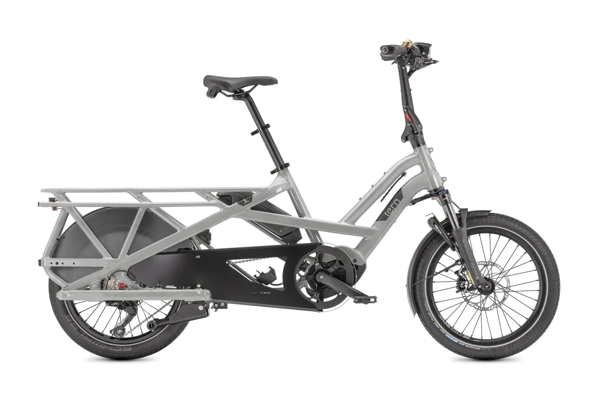 Ein kleines baiges Tern GSD S10 Fahrrad, mit langer Gepäcksablage, Magura MT5 eSTOP 4-Kolben hydraulische Scheibenbremsen, schwarzer Sattel