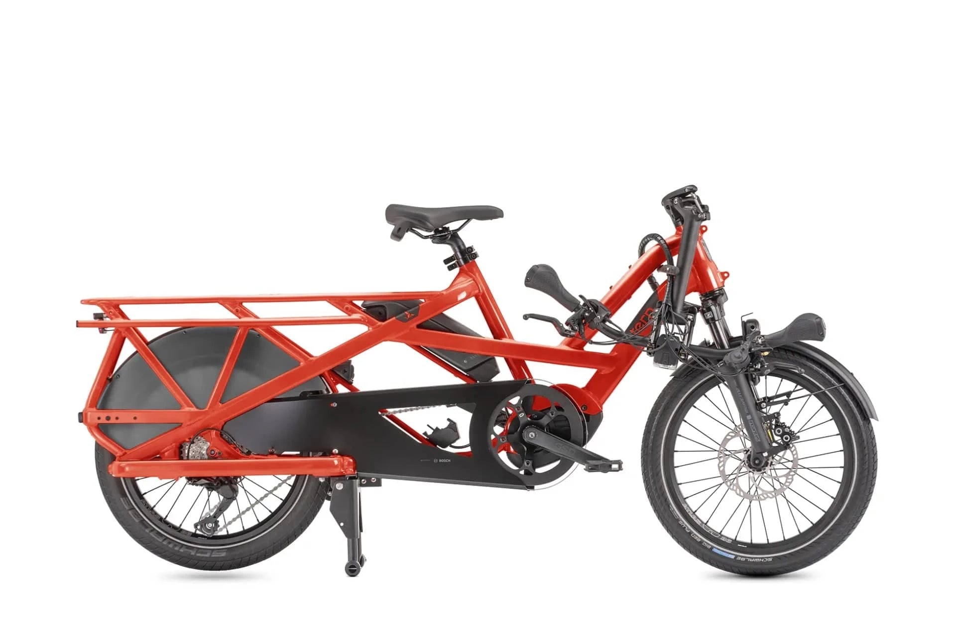 Ein kleines rotes Tern GSD S10 Fahrrad, mit langer Gepäcksablage, Magura MT5 eSTOP 4-Kolben hydraulische Scheibenbremsen, schwarzer Sattel